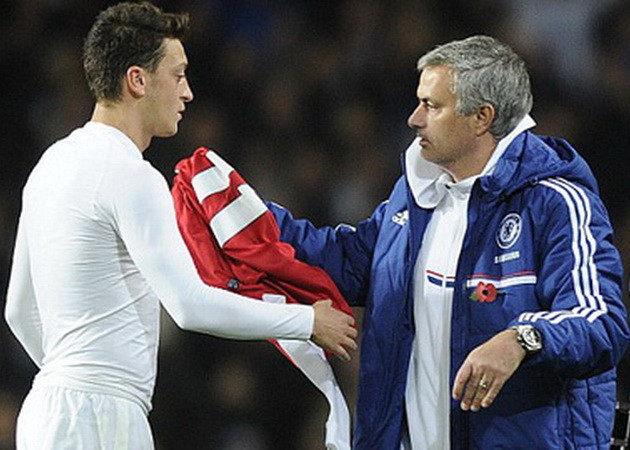 Oezil tặng áo cho Mourinho. (Nguồn: Getty) Arsene Wenger nổi giận, Oezil tặng áo cho Mourinho ảnh 1