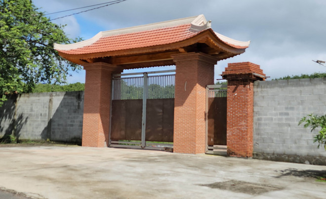 Cổng “Biệt phủ” sai phép ghi nhận trong ngày 21/10/2024. (Ảnh: Đậu Tất Thành/TTXVN) ttxvn_biet phu sai phep (2).jpg