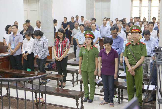 Các bị cáo trong phiên xét xử ngày 2/10. (Ảnh: Doãn Tấn/TTXVN) Viện kiểm sát đề nghị tuyên phạt Châu Thị Thu Nga mức án tù chung thân ảnh 1