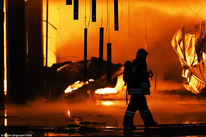 Cháy chợ vật liệu xây dựng tại Moskva, hàng nghìn người phải sơ tán ảnh 1