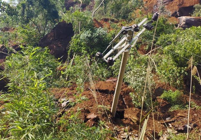 Cao Bằng: Sạt lở đất vùi lấp 1 nhà dân và 50m đường Tỉnh lộ ảnh 1