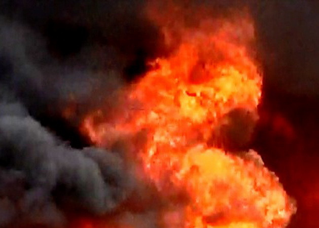 Cháy bảng taplo điện, cả khu tập thể suýt bị ngọn lửa thiêu rụi ảnh 1