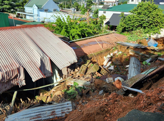 Lâm Đồng: Mưa lớn gây sạt lở vùi lấp một căn nhà, một người tử vong ảnh 1