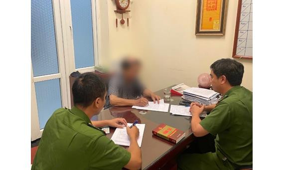 Ông S làm việc với cơ quan công an. (Nguồn: Cơ quan Công an) Hà Nội: Xử nghiêm trường hợp đăng tin bịa đặt về vụ việc ở Đắk Lắk ảnh 1
