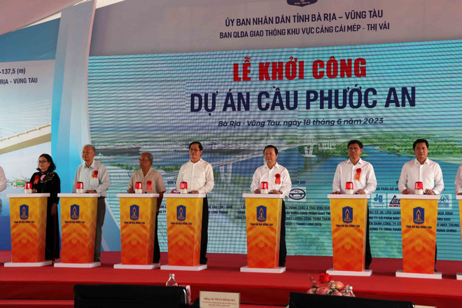 Phó Thủ tướng Trần Hồng Hà cùng lãnh đạo 2 tỉnh Bà Rịa-Vũng Tàu, Đồng Nai tiến hành nghi thức nhấn nút khởi công dự án. (Ảnh: Đoàn Mạnh Dương/TTXVN) Bà Rịa-Vũng Tàu: Khởi công xây dựng cầu Phước An nối với Đồng Nai ảnh 1