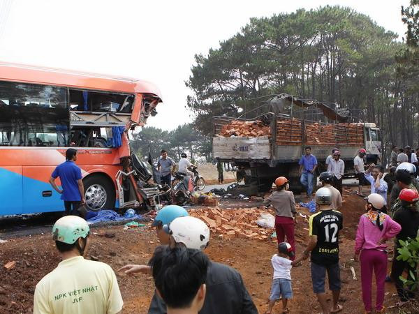 Xe khách đâm xe tải, 2 người chết, hàng chục người thương nặng ảnh 1