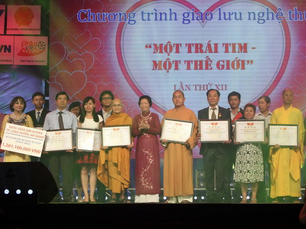 16 tỷ đồng ủng hộ người khuyết tật từ “Một trái tim-Một thế giới” ảnh 1
