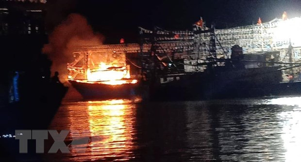 Kiên Giang: Cháy lớn ở 2 nhà dân và 11 tàu đánh bắt hải sản ảnh 1