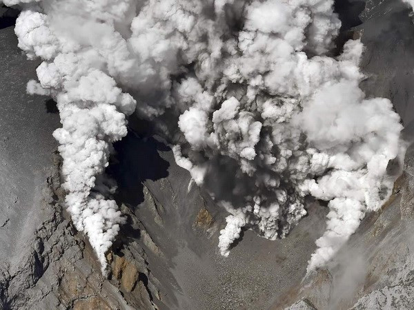 Nhật Bản huy động xe thiết giáp và binh sỹ giải cứu nạn nhân núi lửa ảnh 1