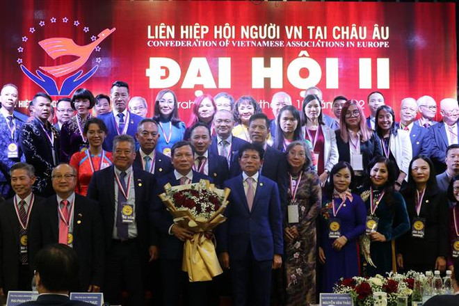 Ban chấp hành mới của Liên hiệp Hội ra mắt đại hội. (Ảnh: Ngọc Biên/TTXVN) Đại hội lần thứ II Liên hiệp Hội người Việt Nam tại châu Âu ảnh 1
