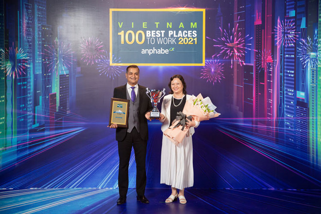 Ông Binu Jacob, Tổng giám đốc và bà Trương Bích Đào, Giám đốc Nhân sự Công ty Nestlé Việt Nam nhận bằng khen và cúp chứng nhận Nestlé - Nơi làm việc tốt nhất Việt Nam. Nestlé đạt thành tích kép về phát triển bền vững và nhân sự ảnh 2