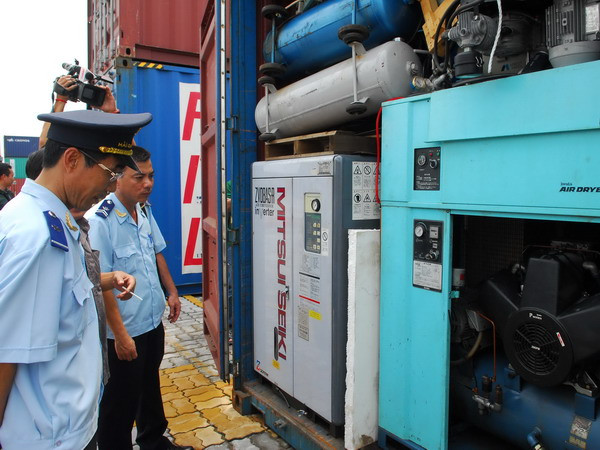 TP.HCM phát hiện 3 container thiết bị y tế và điều hòa nhập lậu ảnh 1
