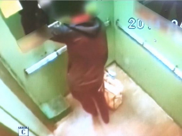 Kết tội giết người người cha làm con chết ngạt để chơi game ảnh 1