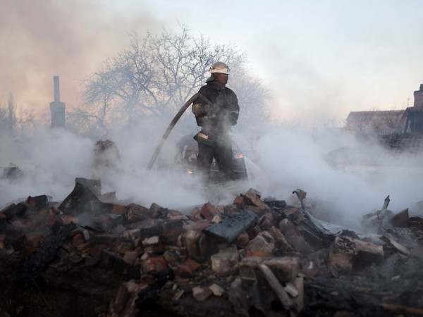 EU chính thức trừng phạt các quan chức Lugansk và Donetsk ảnh 1