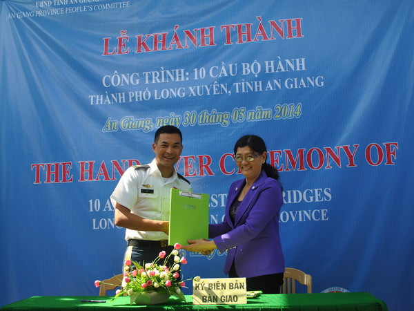 Long Xuyên đưa vào sử dụng 10 cầu bộ hành do Mỹ tài trợ ảnh 1