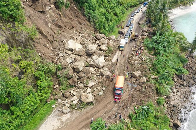 Hiện trường một vụ lở đất tại Majene, Tây Sulawesi, Indonesia, ngày 19/1/2021. (Ảnh: AFP/ TTXVN) Lở đất tại mỏ vàng ở Indonesia, 5 người thiệt mạng, 70 người mất tích ảnh 1