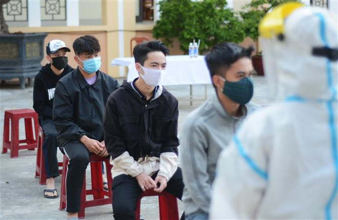 Thanh niên nhập ngũ đến xét nghiệm phải thực hiện đúng nguyên tắc 5K của Bộ Y tế. (Ảnh: Văn Dũng/TTXVN) Đà Nẵng xét nghiệm COVID-19 cho tất cả thanh niên sắp nhập ngũ ảnh 1