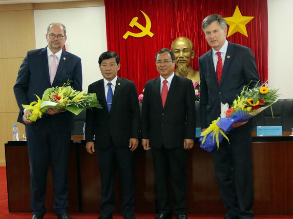 Thị trưởng Emmen và Hoogeveen tìm hiểu đầu tư ở Bình Dương ảnh 1