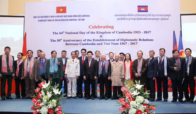 Phó Thủ tướng, Bộ trưởng Ngoại giao Phạm Bình Minh chụp ảnh chung với các đại biểu tham dự tiệc chiêu đãi. (Ảnh: TTXVN) Kỷ niệm 50 năm quan hệ ngoại giao Việt Nam-Campuchia ảnh 1