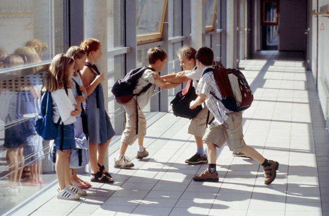 Cứ ba trẻ Italy thì có một em bị bạo hành trong trường học ảnh 1