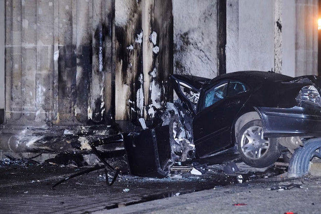 Đức: Đâm xe vào cổng Brandenburg ở Berlin, một người thiệt mạng ảnh 1