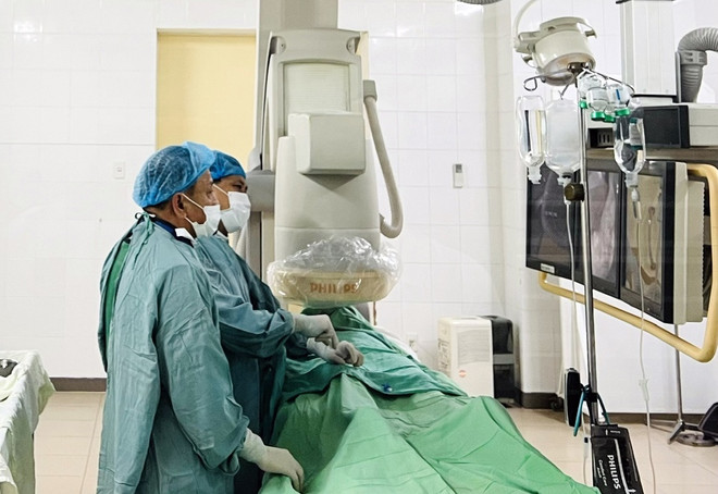 Các bác sỹ phẫu thuật cho bệnh nhân. Cấp cứu thành công bệnh nhân vỡ giả phình động mạch gan do ápxe ảnh 1