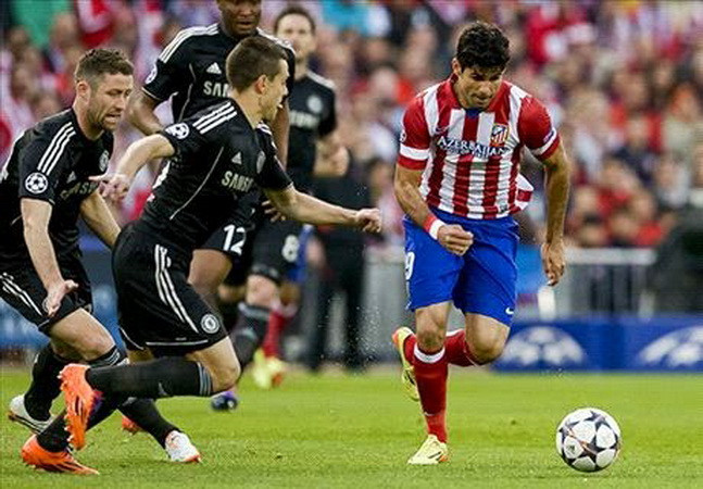 Diego Costa gặp khó trước hàng thủ Chelsea. (Nguồn: AP) Báo AS chế giễu Mourinho đã áp dụng "chiến thuật bầy dơi" ảnh 1