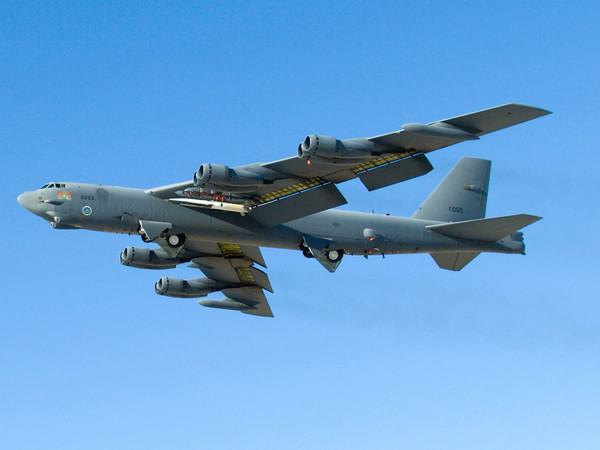 Mỹ điều máy bay ném bom hạng nặng B-52 đến châu Âu ảnh 1