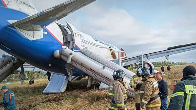 Máy bay Airbus A320 của Ural Airlines sau khi hạ cánh xuống một cánh đồng. (Nguồn: The Moscow Times) Nga: Máy bay Airbus A320 hạ cánh khẩn cấp do hỏng hệ thống thủy lực ảnh 1
