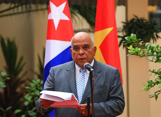 Đại sứ Cuba tại Việt Nam Orlando Nicolás Hernández Guillén phát biểu khai mạc triển lãm. (Ảnh: Hoàng Hiếu/TTXVN) Lễ Kỷ niệm 50 năm chuyến thăm đầu tiên tới Việt Nam của Lãnh tụ Fidel ảnh 1