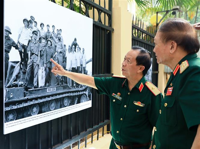 Các đại biểu tham quan triển lãm ảnh "Đại thắng Cuba và Việt Nam". (Ảnh: Hoàng Hiếu/TTXVN) Lễ Kỷ niệm 50 năm chuyến thăm đầu tiên tới Việt Nam của Lãnh tụ Fidel ảnh 3