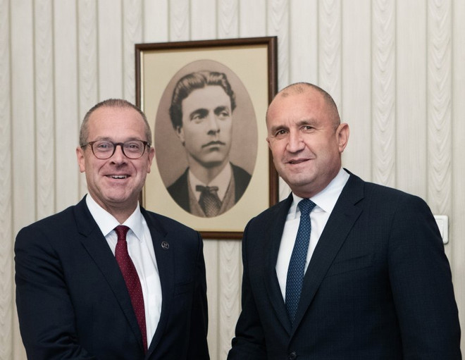 Tổng thống Bulgaria Rumen Radev (phải) và Ngoại trưởng Croatia Gordan Grlic Radman. (Nguồn: BGNES) Bulgaria và Croatia chia sẻ trách nhiệm tăng cường an ninh tại Balkan ảnh 1