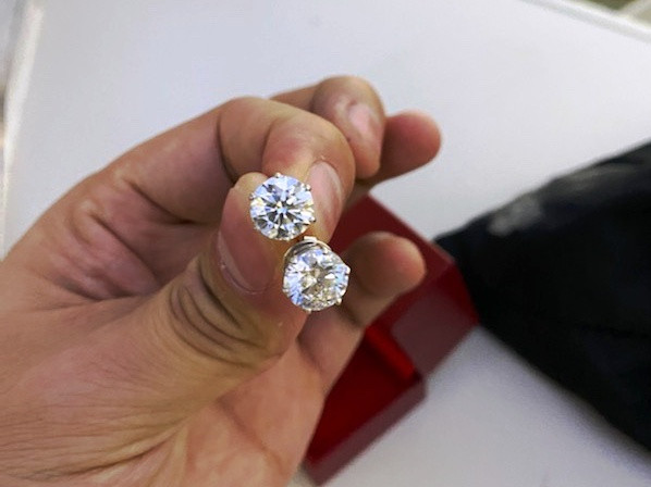 Tiếp viên Vietnam Airlines trả lại trang sức kim cương cho hành khách ảnh 1