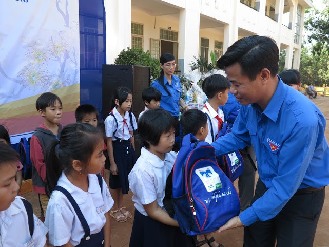 Vùng biên Bình Phước ấm áp với chiến dịch "Xuân biên giới" 2016 ảnh 2