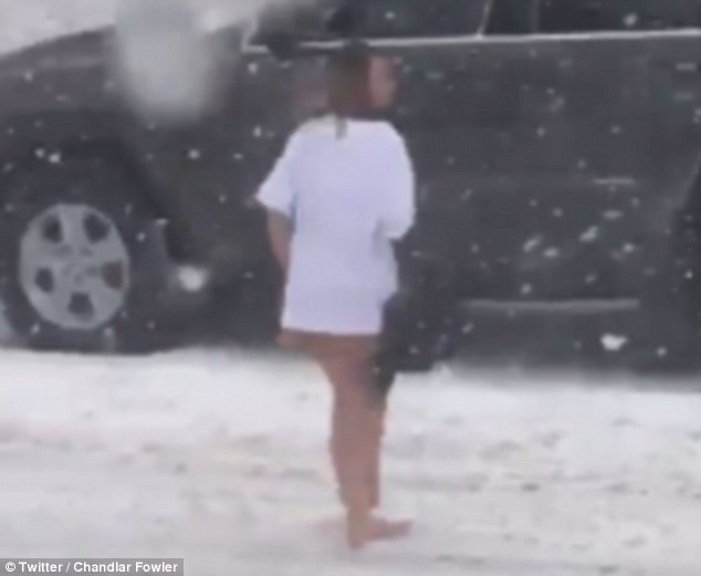 Cô gái gây sốc khi không mặc quần đi ra ngoài giữa bão tuyết ảnh 2