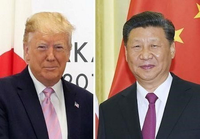 Tổng thống Mỹ Donald Trump (ảnh trái) và Chủ tịch Trung Quốc Tập Cận Bình. (Ảnh: Kyodo/TTXVN) Mỹ dọa tăng thuế cao hơn nếu không đạt thỏa thuận với Trung Quốc ảnh 1
