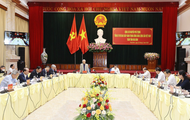 Tổng Bí thư Nguyễn Phú Trọng phát biểu chỉ đạo tại buổi làm việc với Ban Thường vụ và lãnh đạo tỉnh Hòa Bình. (Ảnh: Trí Dũng/TTXVN) Tổng Bí thư Nguyễn Phú Trọng thăm, làm việc tại tỉnh Hòa Bình ảnh 1