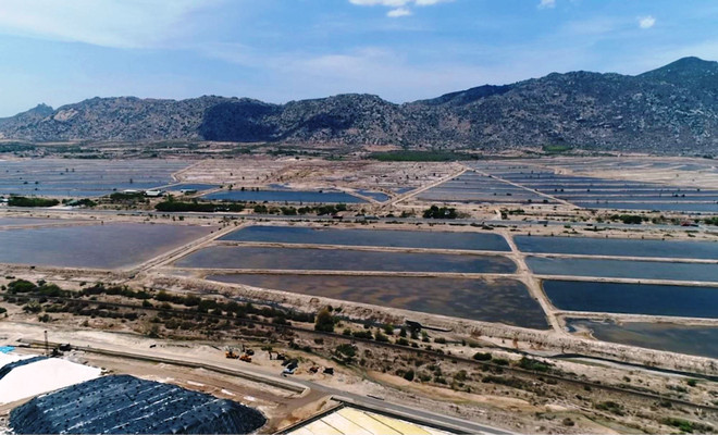 Cánh đồng muối trên núi gây nhuốm mặn cả một vùng quê ảnh 1