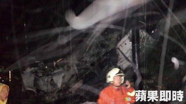 Ảnh, video hiện trường vụ tai nạn máy bay nghiêm trọng ở Đài Loan ảnh 1