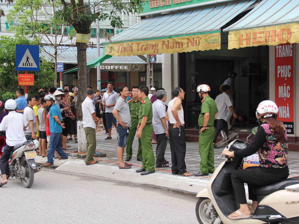 Khen thưởng hai người dân dũng cảm bắt giữ kẻ giết người ảnh 1