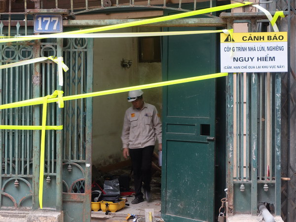 Vụ “nhà nghiêng” ở quận Đống Đa: Chính quyền chưa quyết liệt ảnh 1
