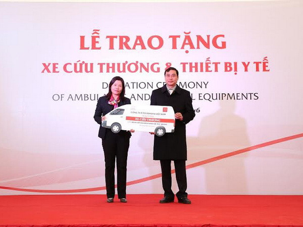 Toyota tặng xe cứu thương, thiết bị y tế cho 6 bệnh viện ở Hà Giang ảnh 1