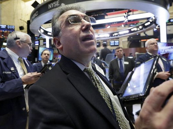 Chứng khoán Phố Wall đồng loạt lao dốc do giá dầu giảm ảnh 1