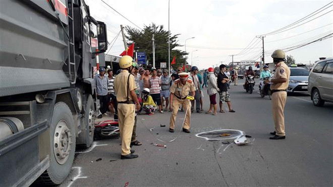 Đắk Lắk: Ôtô 9 chỗ đâm trực diện xe tải, tài xế tử vong tại chỗ ảnh 1