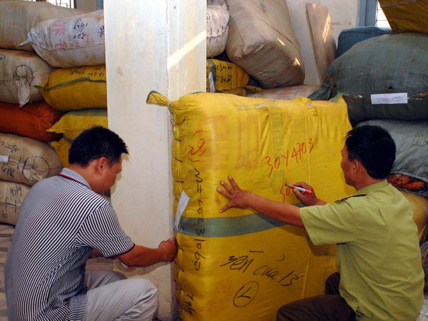 TP HCM phát hiện nhiều lô hàng thời trang, mỹ phẩm nhập lậu ảnh 1