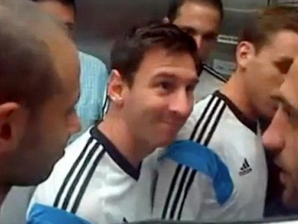 CĐV phấn khích đi chung thang máy với Messi và đồng đội ảnh 1