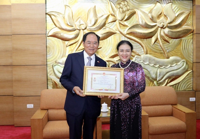 Đại sứ Nguyễn Phương Nga trao tặng Kỷ niệm chương cho Đại sứ Hàn Quốc tại Việt Nam Park Noh Wan. (Nguồn: baoquocte) Trao tặng Kỷ niệm chương cho Đại sứ Hàn Quốc tại Việt Nam ảnh 1