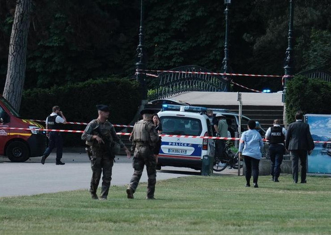 Vụ đâm dao ở Pháp: Nghi phạm khai là người tị nạn Syria ảnh 1