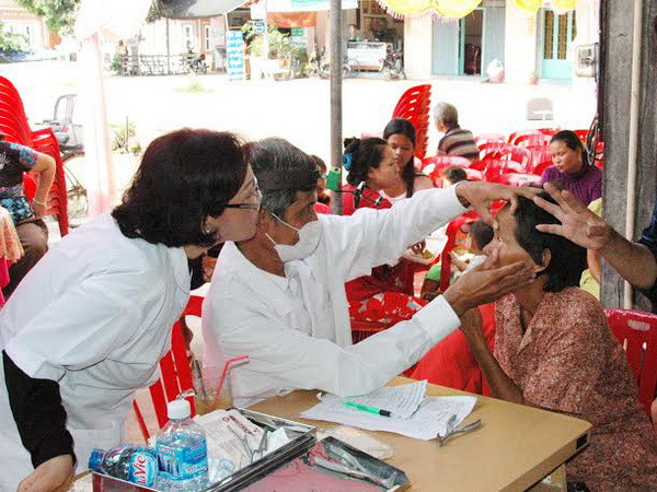 Bác sỹ Việt Nam khám chữa bệnh miễn phí ở Campuchia ảnh 1