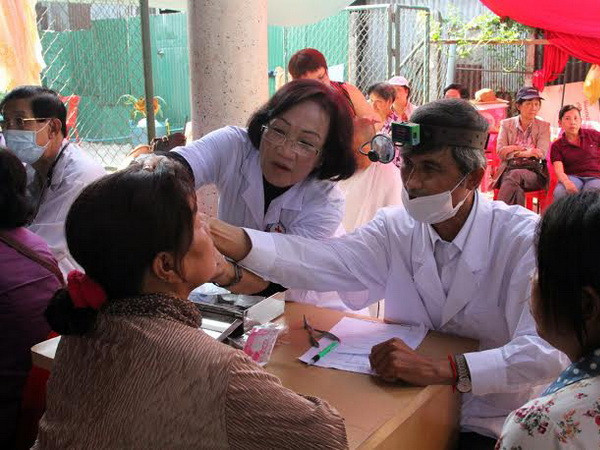Bác sỹ Việt Nam khám chữa bệnh miễn phí ở Campuchia ảnh 2